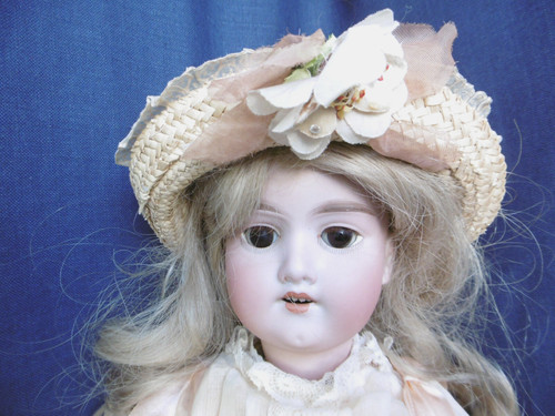 Jolie poupee ancienne - jolie,