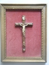 crucifix ivoire XIX s. encadré sur fond velours rouge clair