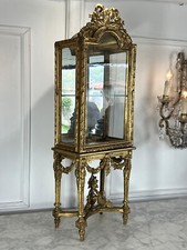 PETITE VITRINE SUR PIEDS  XIXe EN BOIS SCULPTÉ ET DORÉ DE STYLE LOUIS XV