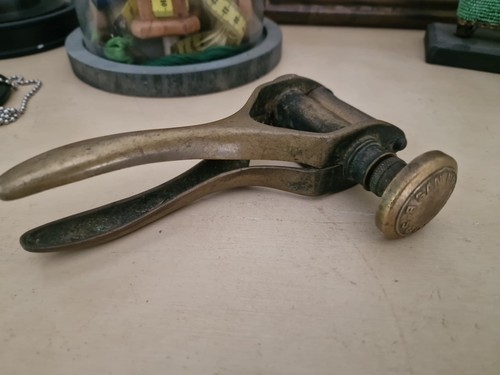 Outil ancien bouchonneuse - ,