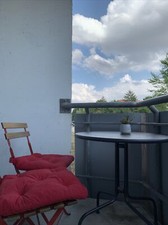 table ronde de jardin et deux