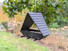 Mangeoire à oiseaux à suspendre en forme de sapin minimaliste noir