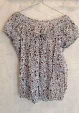 Blouse blanche et bleue à