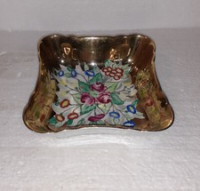 PETIT PLAT CREUX EN PORCELAINE FINE. BORDS DORES PEINT MAIN 1 er PRIX D'HONNEUR