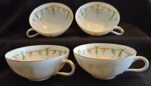 Quatre jolies tasses - quatre,