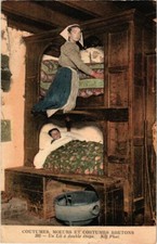 Old postcard a double floor bed - Breton morals and costumes - folklore (1033471)