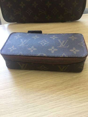 Louis vuitton small - small, zipper
