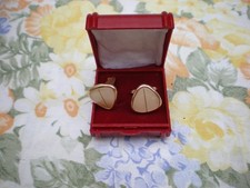 une paire de boutons de manchettes en plaqué or et nacre