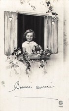 CP BLACK WHITE PRETTY LITTLE GIRL WITH WINDOW PINK FLOWERS - 36178