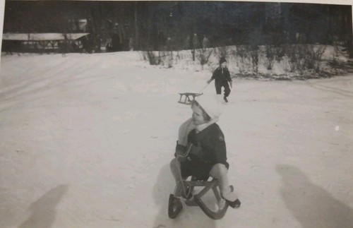 Enfant jouant luge - la,