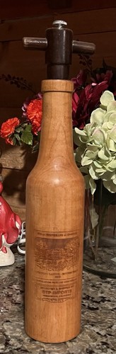 Wooden pepper grinder mill - pepper,