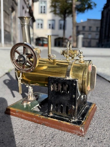 Ancienne machine vapeur - à,