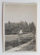 Fille assise barrière bois
