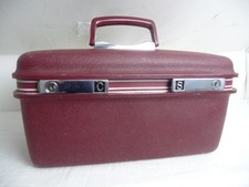 VANITY CASE rigide bordeaux  très bon état et sa clef