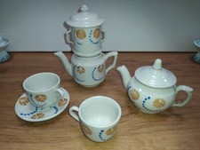 Ancienne partie de dinette en faience décorée avec tisanière, tasses, verseuse..