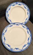 2 assiettes en porcelaine