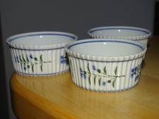 BAYEUX 3 ANCIENS RAMEQUINS EN PORCELAINE MODELE AUX BARBEAUX 19 EME