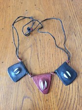 Collier Gri-gri Touareg Cauris et Cuir Rouge et Noir Ethnique Ras-du-Cou Mixte