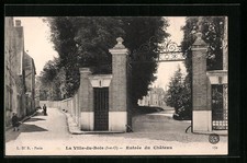 Old postcard La Ville-du-Bois, entrance to the castle 