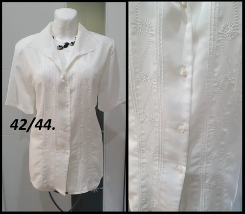 Belle blouse blanche brodée