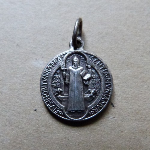 Médaille saint benoît - saint,