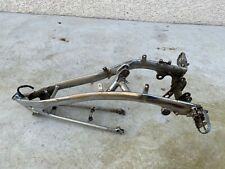 UN CADRE NU AVEC REPOSE PIED