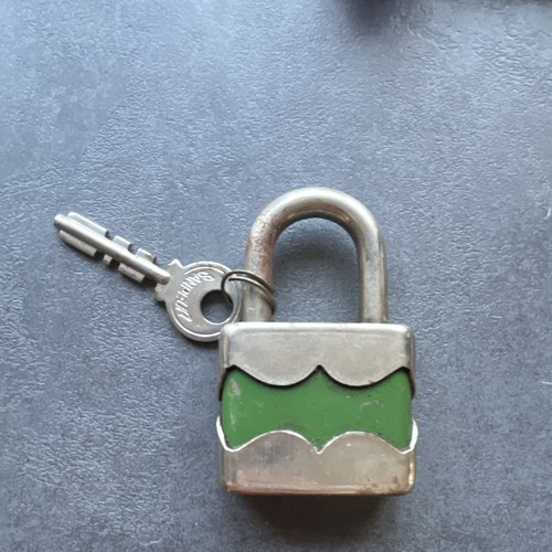 Cadenas clé métal vert - en,
