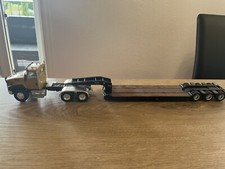 Camion CATERPILLAR 6x4 et remorque porte engins