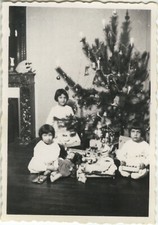 ANTIQUE PHOTO - VINTAGE SNAPSHOT - CHRISTMAS TREE GIFT - CHRISTMAS