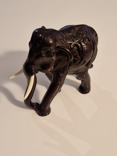 Elephant ancien sculté - elephant, avec
