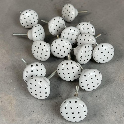 Lot boutons de meuble - 16,