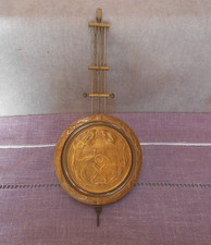 Ancien Balancier de Pendule Portique en Laiton repoussé