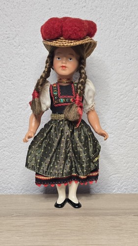 Poupée traditionnelle vintage