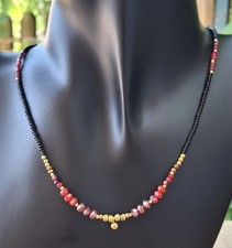 Collier perles rocailles, perles verre à facettes, noir/rouge, fait main.