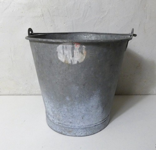 Ancien petit seau acier - en,