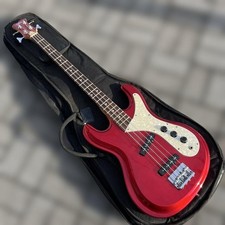 Guitare basse électrique Aria Pro II corps décalé rouge d'occasion du Japon...