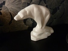 Ours polaire sur un rocher.Céramique craquelée style art déco.