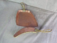 JOLI RAMASSE-MIETTES ART NOUVEAU, en cuivre martelé.