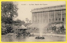 cpa 03 - VICHY (Allier) PARC Napoléon III Le BASSIN des CYGNES Jet d'eau SERRES