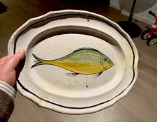 Forges Les Eaux , décor de poisson , Plat  cul noir