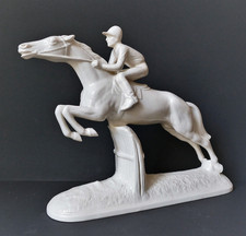sculpture statue cheval équestre Art Déco Jockey Faïence crème Sarreguemines