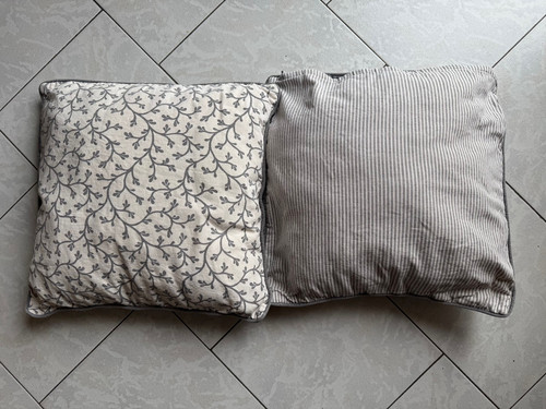Lot coussins carres - -, 50