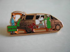 Pin's Automobile TOYOTA PREVIA signé Arthus Bertrand Paris
