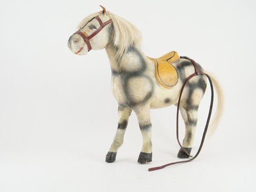 Cheval carton bouilli peint