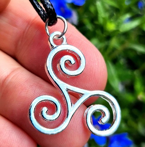 Collier pendentif triskèle