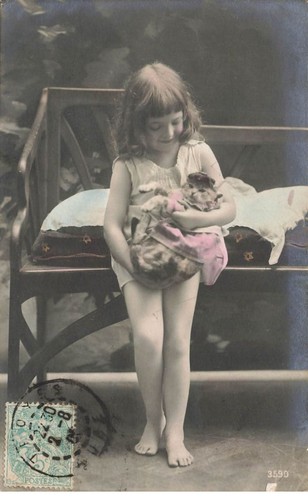 Enfant fillette debout près - fillette,