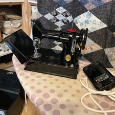 Machine à coudre Singer 221K