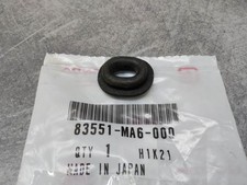 Caoutchouc cache latéral