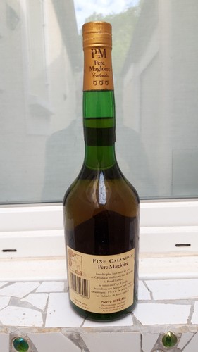 Une bouteille fine calvados - , du