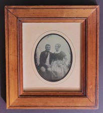 Couple se tenant par la main